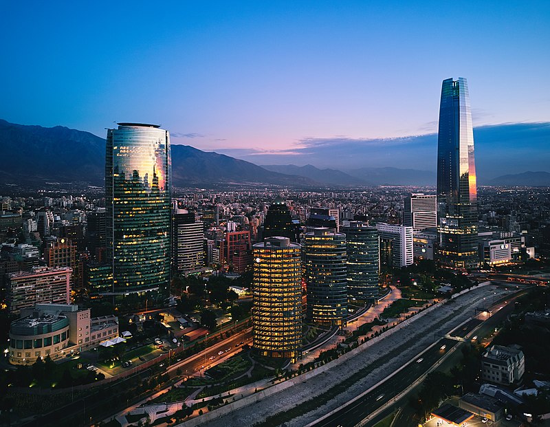 Santiago y la cordillera al anochecer, desde Las Condes